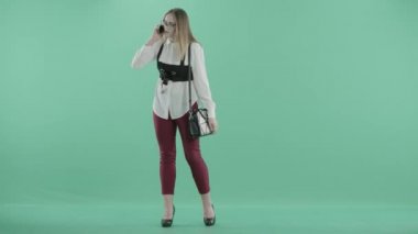 bir kız gözlük görüşmelerde telefon ve gülümsüyor