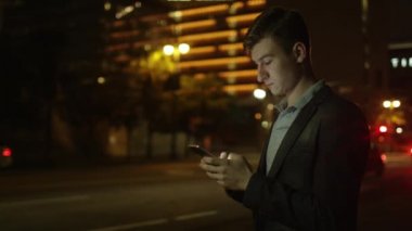 Genç turizm bir sokakta duran gece mesaj atıyor