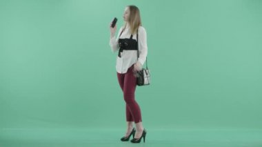 bir kadın telefon görüşmesi ve gülümseyerek cevaplar