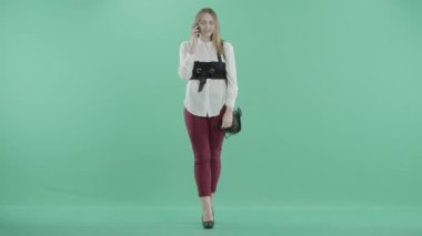 telefonda bir kadınla gözlük el savunuyor