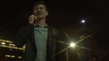 Neşeli genç turist biri onun smartphone bir sokakta üzerinde arıyor