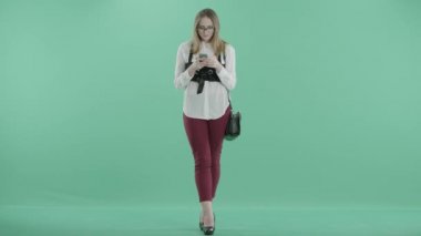 manifatura ve gülümseyen güzel bir kadın duruyor