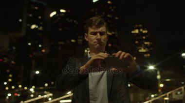 Genç yakışıklı olan birkaç selfies bir gece yarısı sokak alıyor