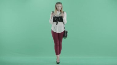 bir kız ile bir kart ve bir telefon elinde duruyor