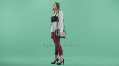 kulaklık ile müzik dinlemek bir kadın dansları