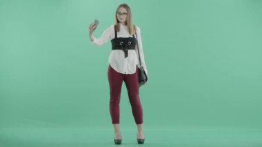 Gözlüklü bir kız selfies yapar