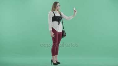 çekici bir kadın kendini fotoğraflarını çeker