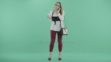 bir iş kadını bir kupa elinde tutan telefon gözlük görüşmelerde