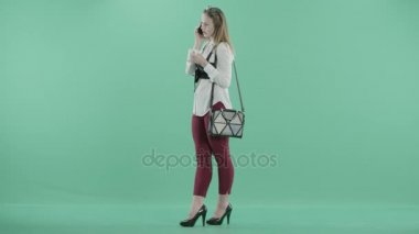 genç bir kadın ve bir telefon görüşmesi vardır çay içer