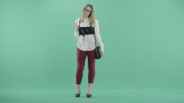 kahve bekleyen genç iş kadını içecekler