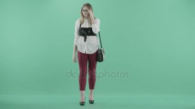 Etkileşimli ekran önünde bir kız istands