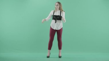 bir kadın bir dijital ekran kullanır