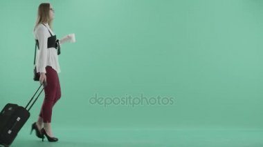 bir kadın ile gövde yürüyüş ve kahve içme