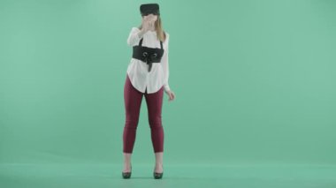 sanal gerçeklik gözlük bir kadında çalışma