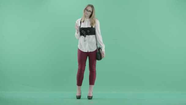 A young businesswoman drinks coffee waiting — Stock Video