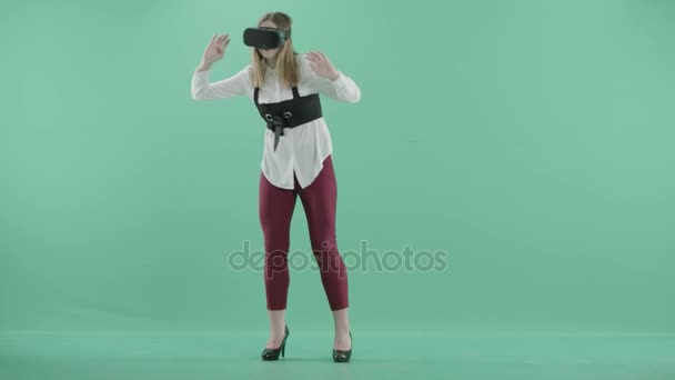 Девушка в очках дополненной реальности — стоковое видео