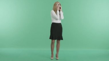 telefonda gözlük görüşmelerde bir genç kız