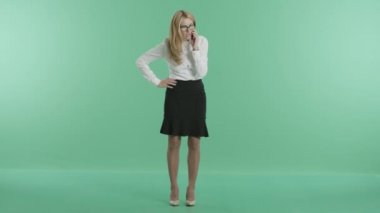 kızgın bir işkadını telefonda konuşuyor