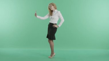 sarışın bir kadın selfies yapıyor