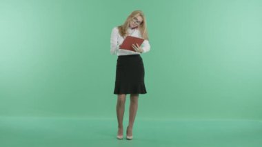 genç bir kız telefonda konuşurken bilgileri yazıyor