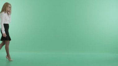 bir kız telefonda konuşurken gider ve geri döndürür