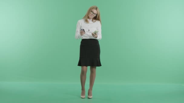 A girl holds a roll of money and a plastic card in hands — Stock Video