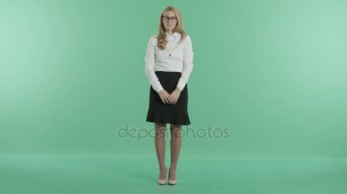 bir kadın durumda ve el altında görünüyor bekleyen izle