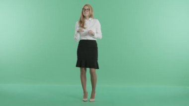 bir kadın elinde bir kalem ile yeni fikirlerden düşünüyor