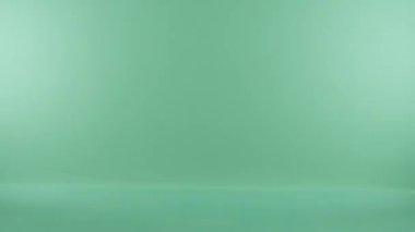 gözlük meşgul bir kadında kağıtları ile yürüyor