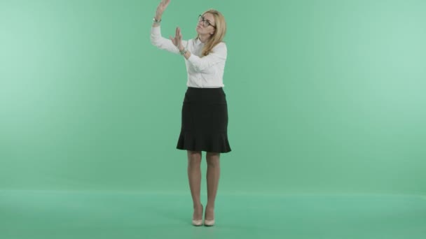 Uma mulher na frente de um quadro interativo — Vídeo de Stock