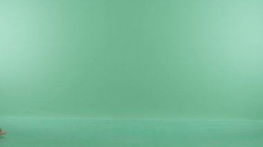 güzel bir kadın ile bir bavul yürüyor