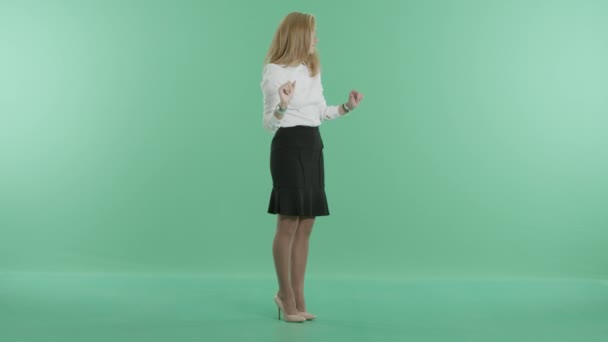 Uma menina trabalha com uma tela digital — Vídeo de Stock
