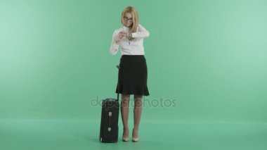 sarışın kız Bagaj duruyor