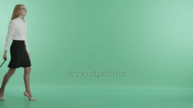 bir iş kadını ile Bagaj yürür ve takvim görünüyor