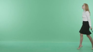 bir kadın el altında bir Bagaj Taşıma izle görünüyor