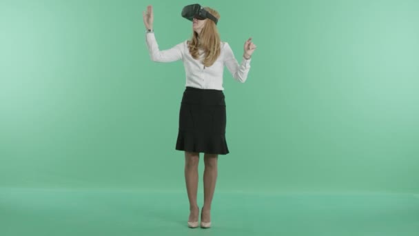 Een meisje werkt in virtual reality bril — Stockvideo