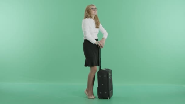 Una mujer está esperando un tren con equipaje — Vídeo de stock