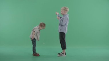 Sabun köpüğü ile oynayan iki erkek