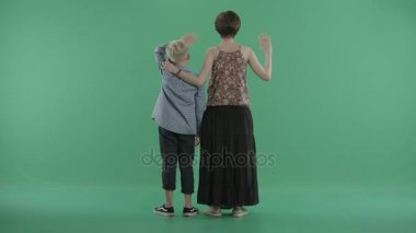 Anne ve ayakta ve el sallayarak oğlu