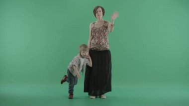 Hamile anne ve kamera için onun küçük çocuk dalga