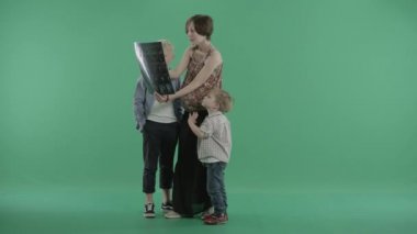 Güzel hamile anne bir bebeğin ultrason taramaları gösteriyor onun iki oğlu ile standları