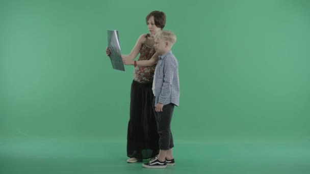 Беременная женщина показывает сыну коллаж ультразвуковых снимков ребенка — стоковое видео