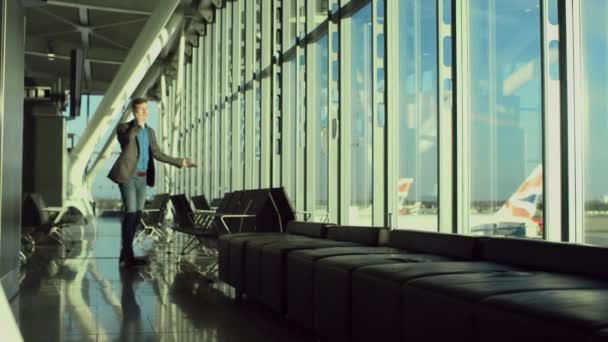 Wesoły, młody biznesmen rozmawia przez telefon komórkowy w Lotnisko — Wideo stockowe