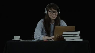 Güzel kız bir Skype çağrısı Kulaklığımda cevap