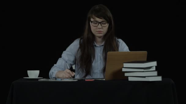 Νεαρή γυναίκα κάνει σημειώσεις κατά την εργασία — Αρχείο Βίντεο