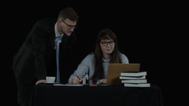 İki arkadaşları çalışma yerde bir sorun tartışmak