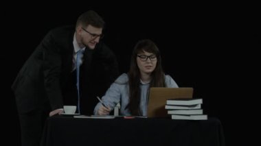 İki arkadaşları erkek ve kadın çalışmaları sonuçları ile mutlu