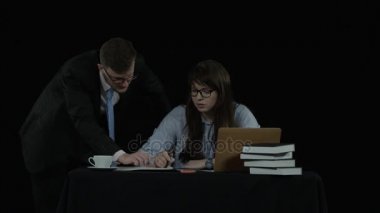 Ofiste iki işçi iş planı tartışmak