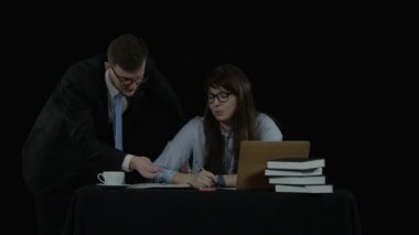 İki arkadaşları duygusal olarak yeni bir projeyi tartışmak