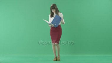 Genç iş kadını bilgi o tutan mavi bir klasörde arar.